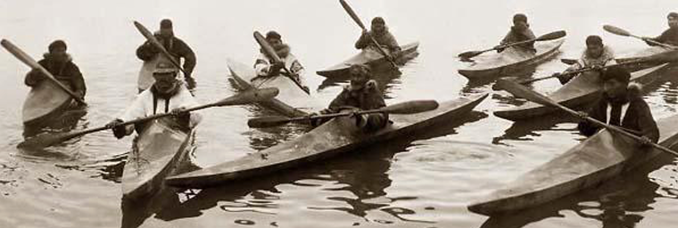 Retro-bilde av kayakpadlere i gamle kayakker.